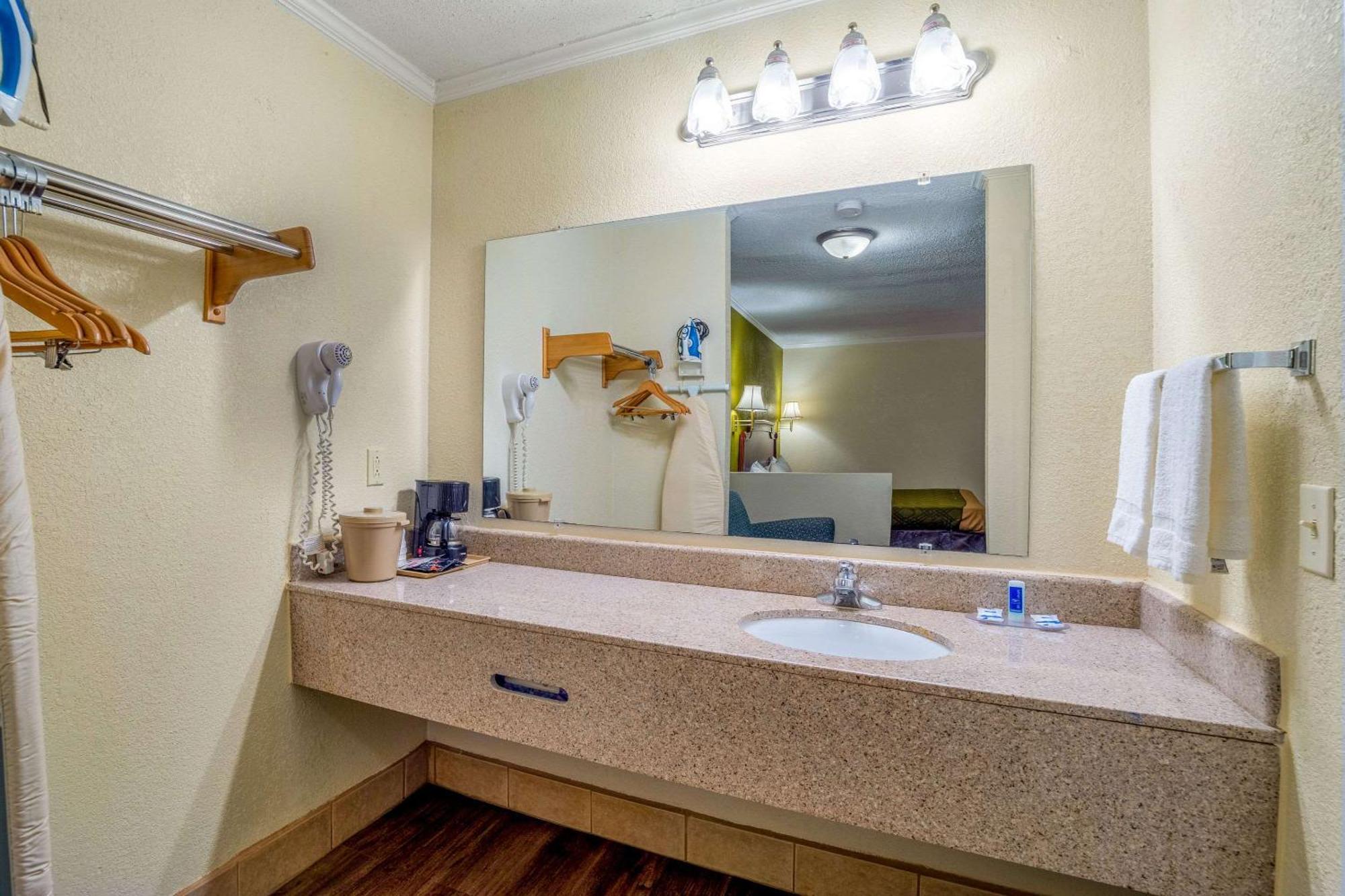 Rodeway Inn & Suites Fort Jackson Columbia Kültér fotó