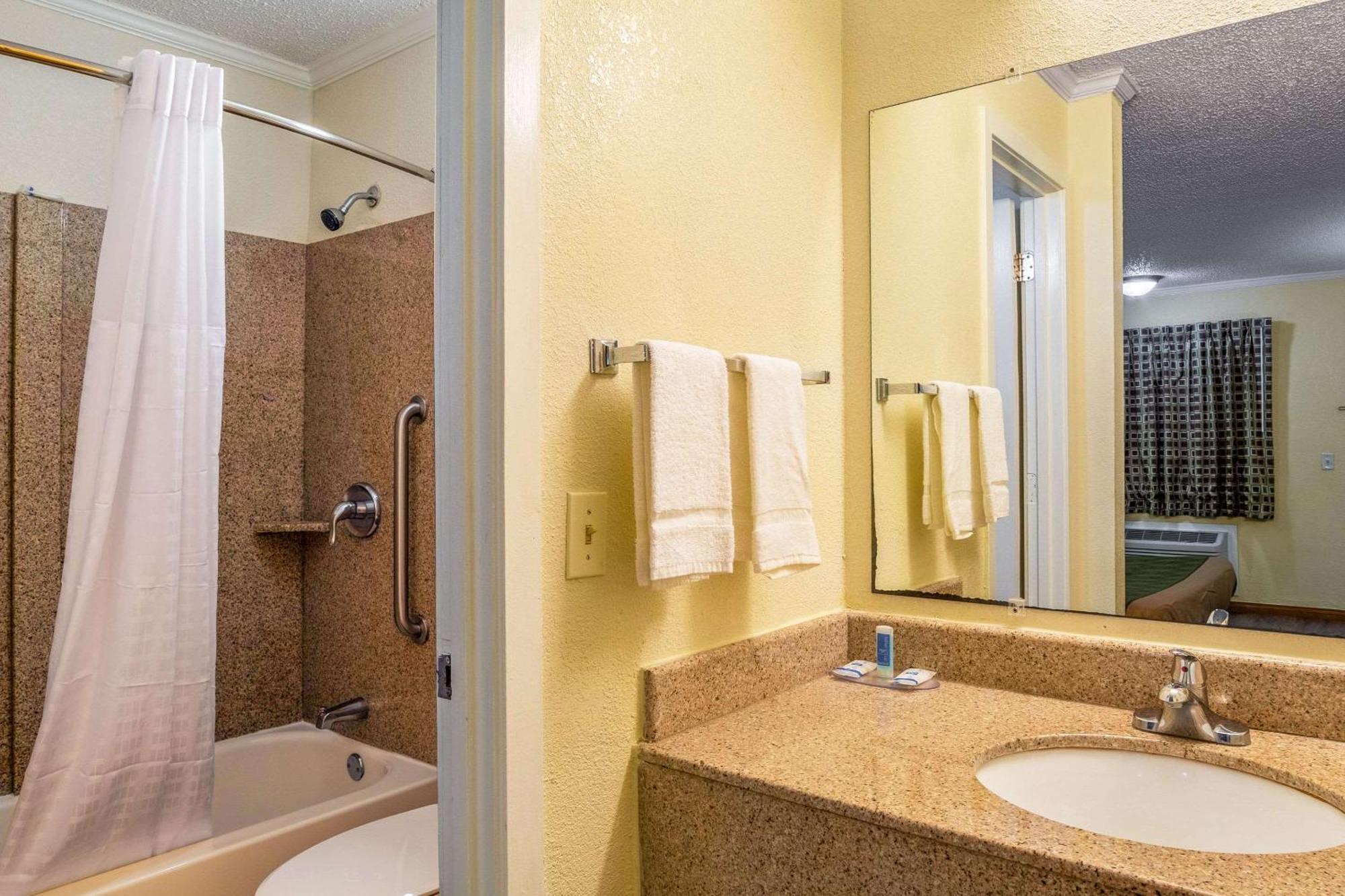 Rodeway Inn & Suites Fort Jackson Columbia Kültér fotó